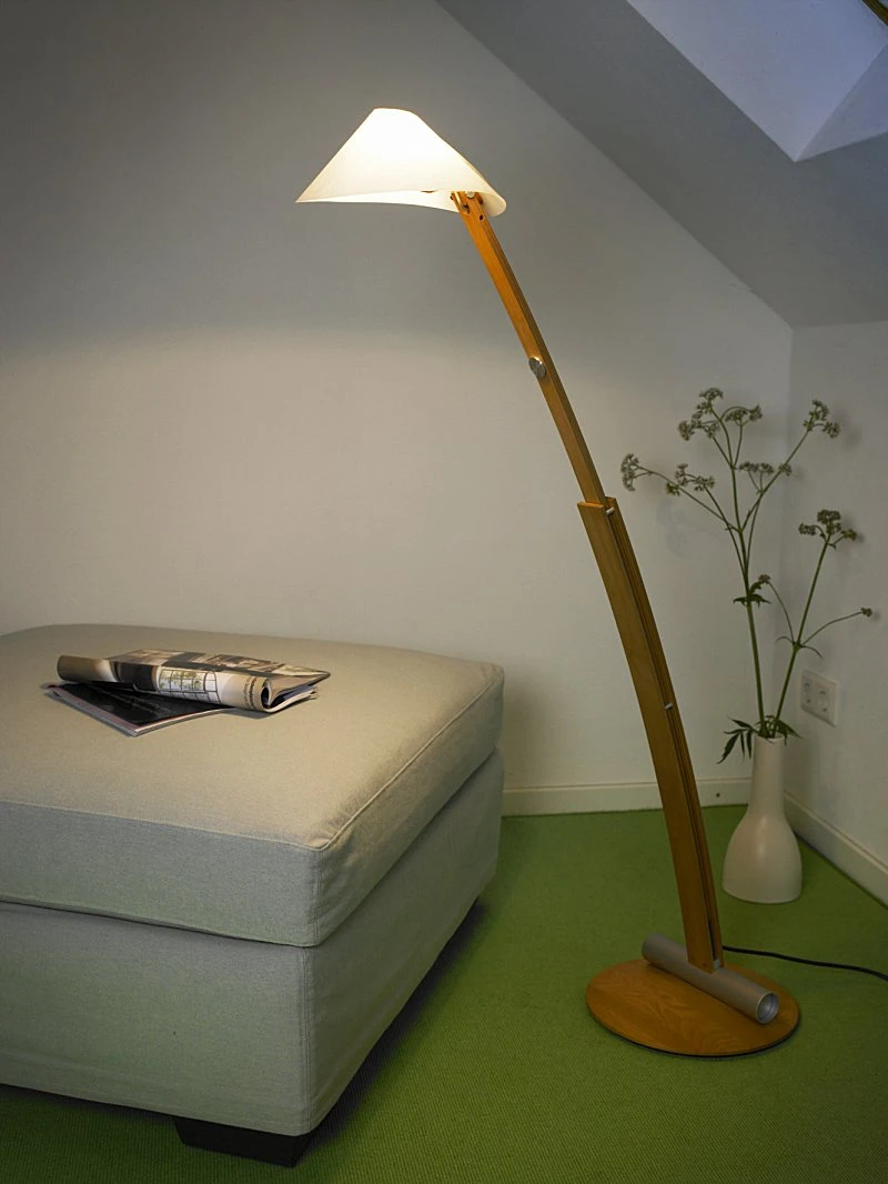 Domus Stehleuchte mit Buchenholz und Lunopalschirm 4 Domus Stehleuchte mit Buchenholz und Lunopalschirm – Bild 2