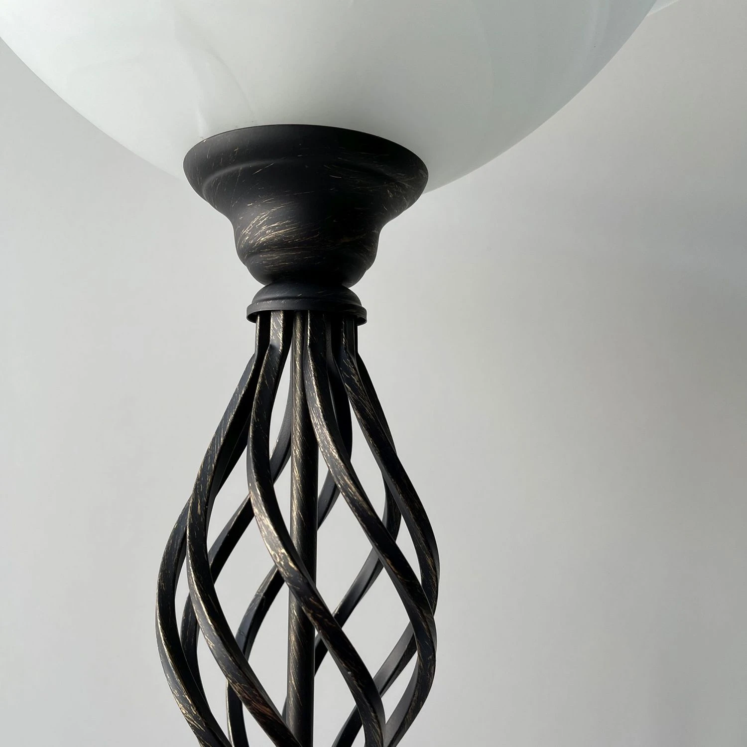 Fischer & Honsel E27 Stehleuchte mit Alabaster Glasschirm im Landhaus-Stil Stehlampe weiß schwarz antik mit Schalter ø 40 cm x 180 cm 5 Fischer & Honsel E27 Stehleuchte mit Alabaster Glasschirm im Landhaus-Stil Stehlampe weiß schwarz antik mit Schalter ø 40 cm x 180 cm – Bild 3