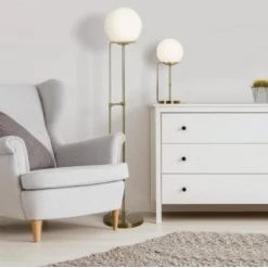 Searchlight Stehleuchte in Messing antik mit Opalglasschirm