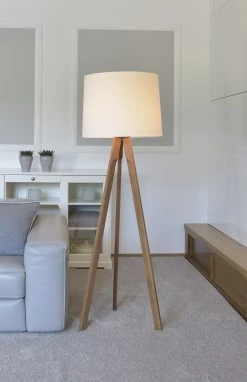 HerzBlut Stehleuchte, Dreibeinig, Cotton Schirm, Massivholz, Nussbaum o. Eiche 10 HerzBlut Stehleuchte, Dreibeinig, Cotton Schirm, Massivholz, Nussbaum o. Eiche -Stehleuchten Verkaufsgeschäft tripod stehleuchtedreibeinigcotton schirmmassivholzeiche geltstativleuchte 1238223 herzblut 11810