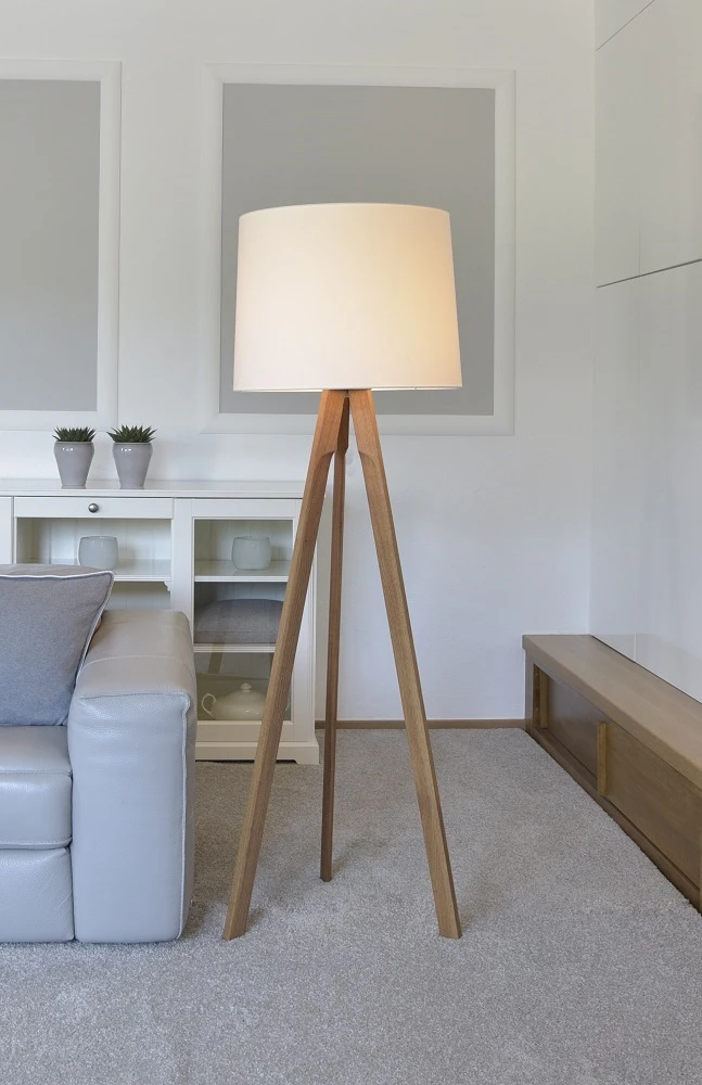 HerzBlut Stehleuchte, Dreibeinig, Cotton Schirm, Massivholz, Nussbaum o. Eiche 6 HerzBlut Stehleuchte, Dreibeinig, Cotton Schirm, Massivholz, Nussbaum o. Eiche – Bild 4